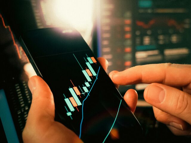 FX初心者でも月1万円は狙える?副業として安全に稼ぐ方法を解説!